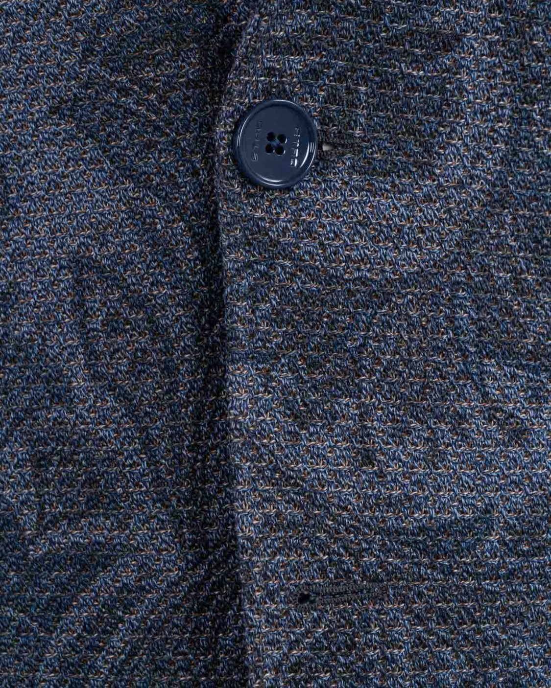 shop ETRO Saldi Giacca: Etro giacca paisley jacquard.
Giacca in jersey jacquard Paisley ton-sur-ton. 
Sottocollo decorato con motivo geometrico.
Composizione: 61% cotone, 21% viscosa, 15% poliestere, 2% poliammide, 1% elastan.
Interno: 52% viscosa, 43% poliestere.
Vestibilità regular.
Chiusura monopetto.
Taschino a filetto sul petto.
Tasche laterali a pattina.
Spacco posteriore.
Fabbricato in Italia.. MRCB0001 99IA504-X0800 number 5695066
